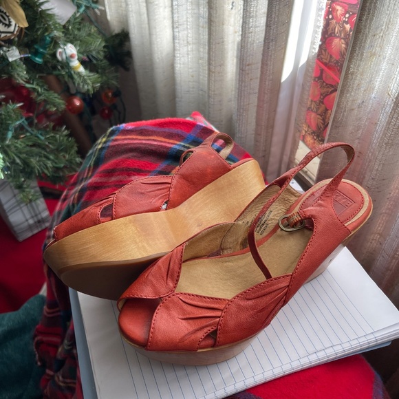 RARE Vintage Aged Rust Leather FRYE wooden Platforms Blair Peep Size 7 - Picture 5 of 14